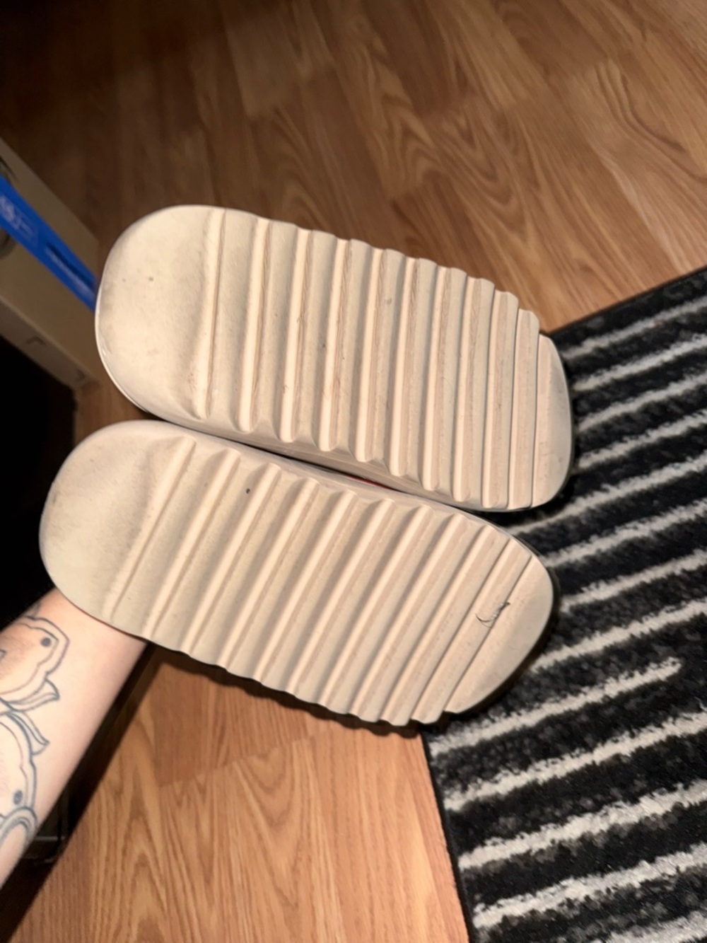 Yeezy Slides - Picture 4 of 4